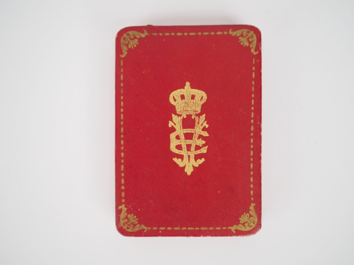 Ensemble comprenant :  -Une étoile d’officier de la Couronne d’Italie.