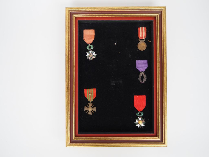 FRANCE  Cadre de cinq médailles comprenant :  -Deux Légions d’honneur 