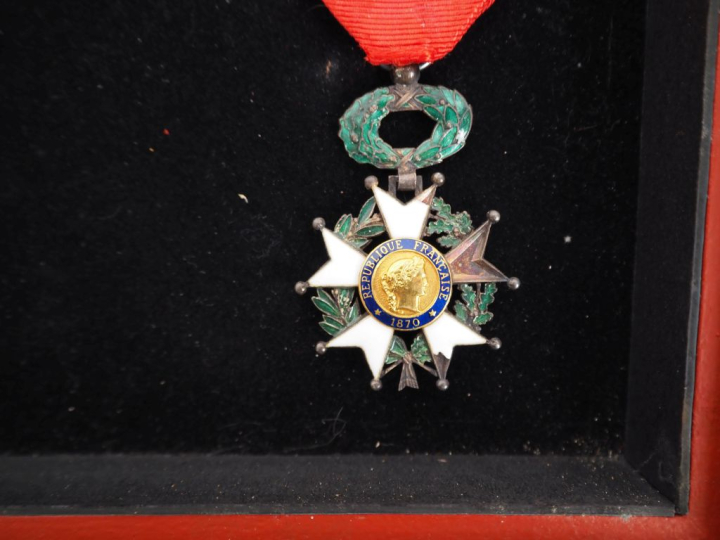 FRANCE  Cadre de cinq médailles comprenant :  -Deux Légions d’honneur 