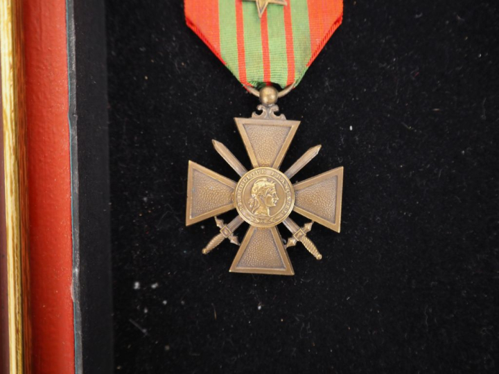 FRANCE  Cadre de cinq médailles comprenant :  -Deux Légions d’honneur 