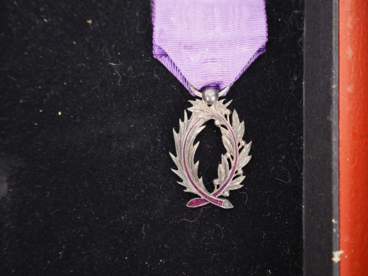 FRANCE  Cadre de cinq médailles comprenant :  -Deux Légions d’honneur 