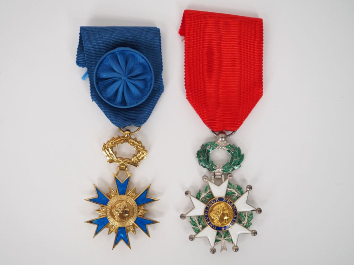 FRANCE  Deux ordres :  -Chevalier de la Légion d’honneur Ve République
