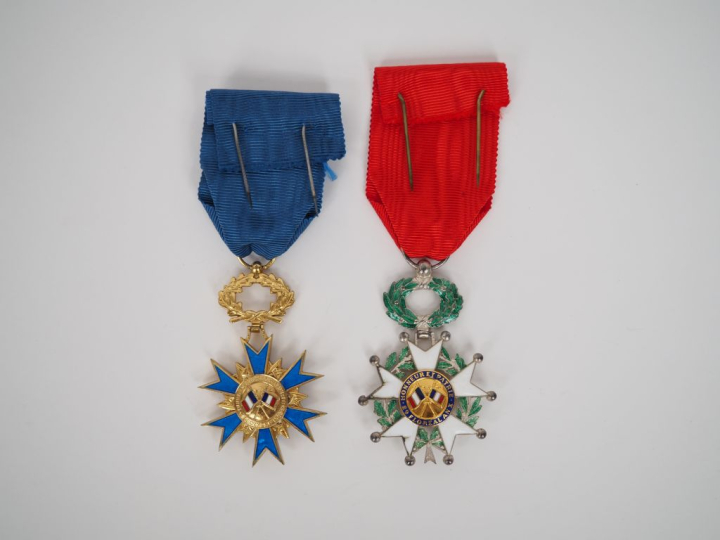 FRANCE  Deux ordres :  -Chevalier de la Légion d’honneur Ve République