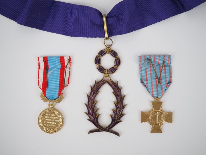 FRANCE  Ensemble de trois décorations :  -Commandeur des palmes académ