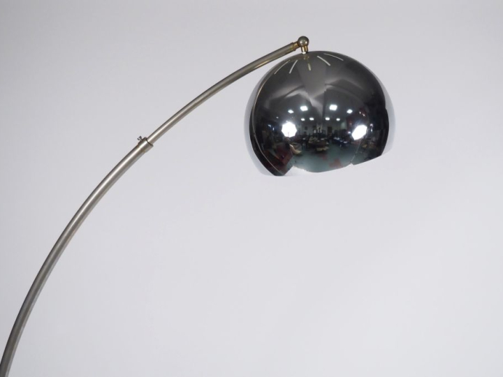 Grand lampadaire de salon courbe en métal chromé, socle marbre. H. 197