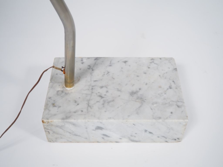 Grand lampadaire de salon courbe en métal chromé, socle marbre. H. 197