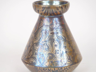 Vente aux enchères DELPHIN  MASSIER.  Vase balustre en céramique irisée à décor d'arabesq