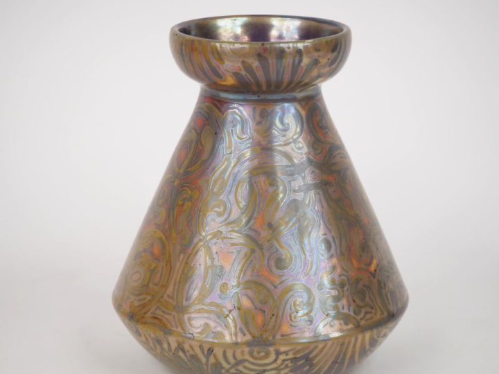 DELPHIN  MASSIER.  Vase balustre en céramique irisée à décor d'arabesq