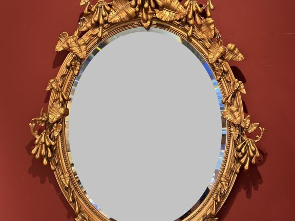 Glace médaillon Napoléon III en bois et stuc doré, à décor de grappes 