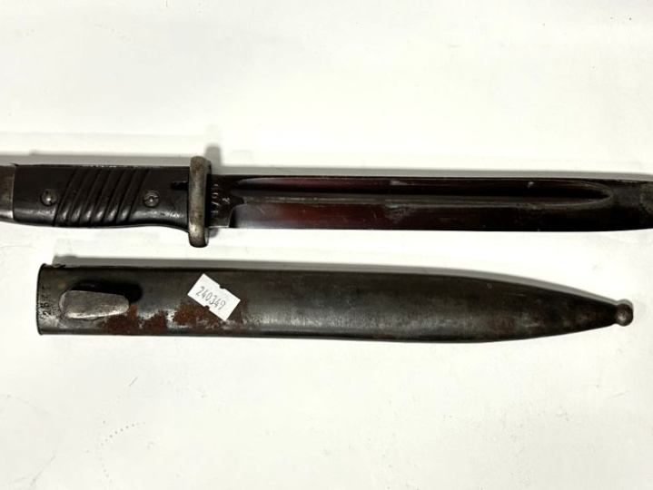 ALLEMAGNE  Une baïonnette 1884-98.  Plaquettes synthétiques. Finition 