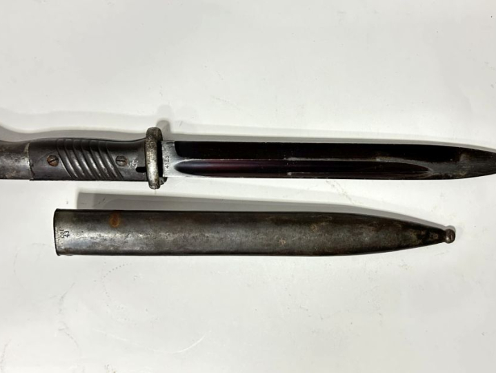 ALLEMAGNE  Une baïonnette 1884-98.  Plaquettes synthétiques. Finition 