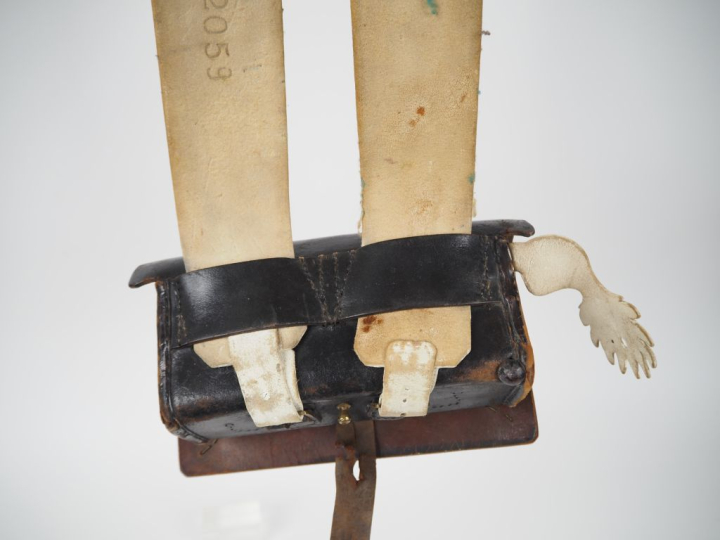 Giberne d’infanterie.  Coffret en cuir noir à âme en bois à 5 emplacem