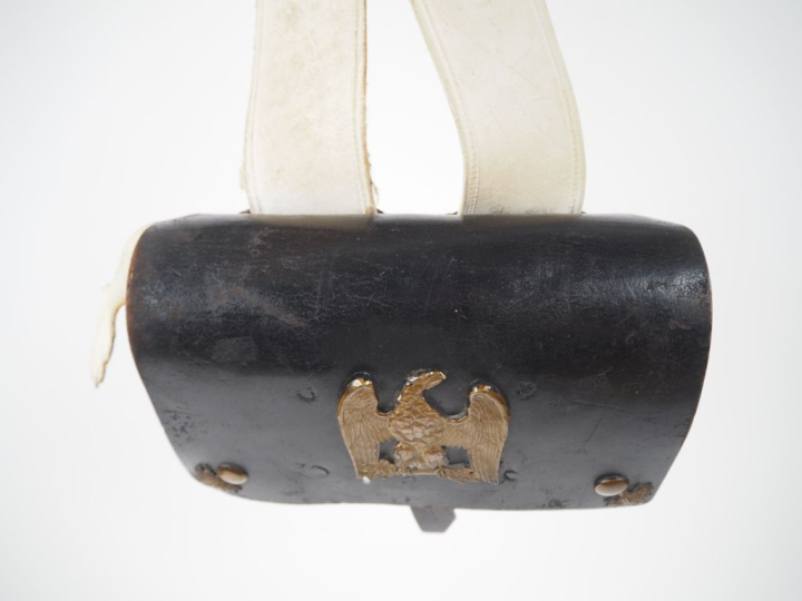 Giberne d’infanterie.  Coffret en cuir noir à âme en bois à 5 emplacem