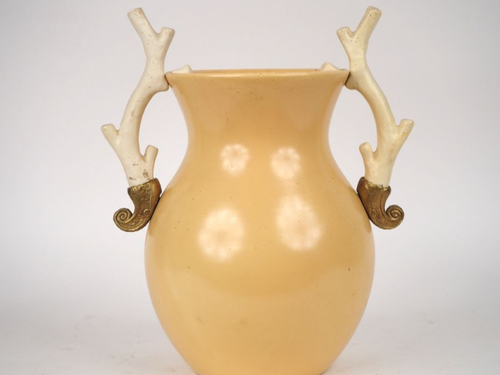 MARTINETTI. Vase en céramique jaune, laiton et composition. Signé. H. 