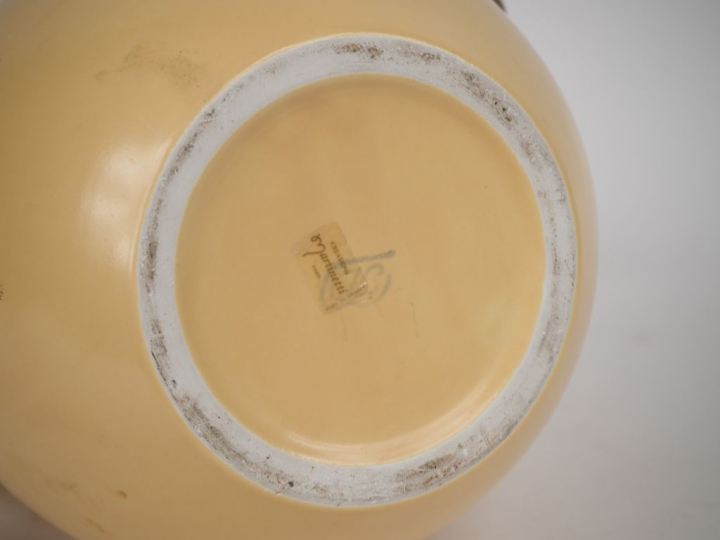 MARTINETTI. Vase en céramique jaune, laiton et composition. Signé. H. 