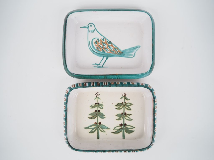 Roger PICAULT. Paire de plats en céramique polychrome à décor d'une co