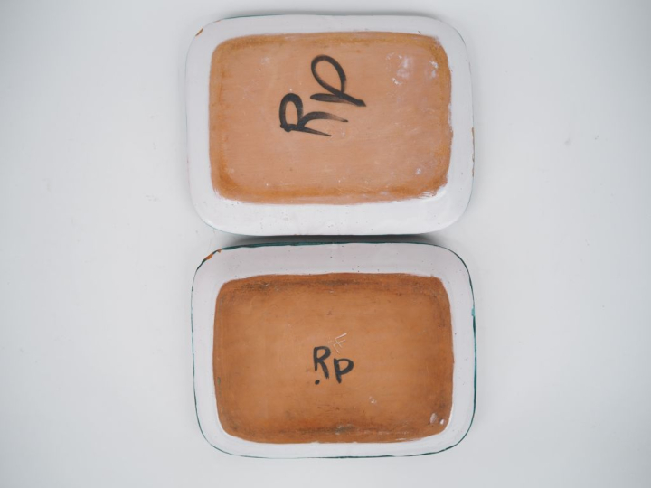 Roger PICAULT. Paire de plats en céramique polychrome à décor d'une co