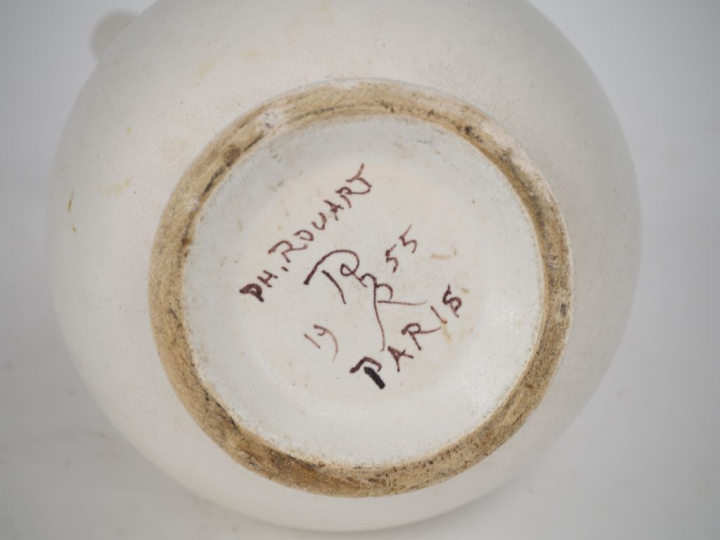 Philippe ROUART. Verseuse en céramique blanche et flammée. Signée et d