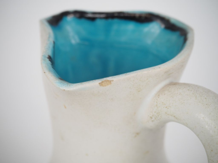 Philippe ROUART. Verseuse en céramique blanche et flammée. Signée et d