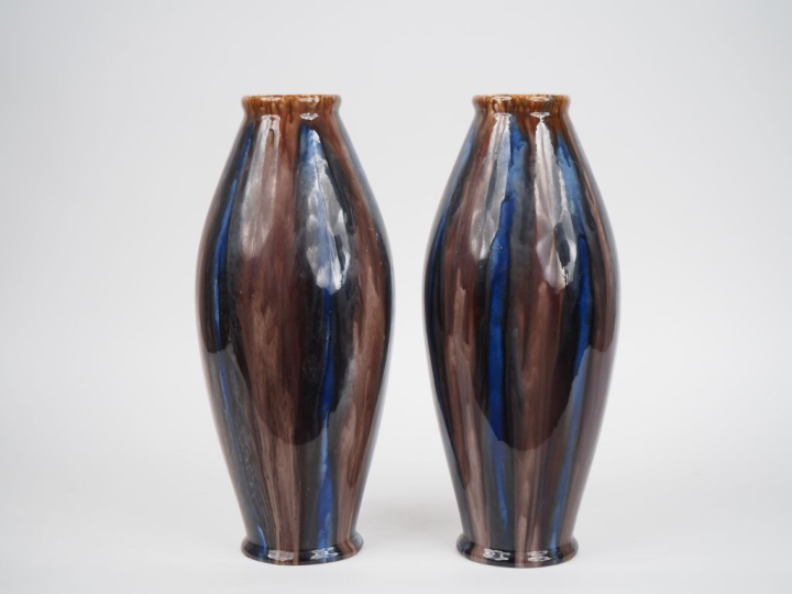 Paire de vases en céramique polychrome flammée.  Signée. H. 37 cm. (ch