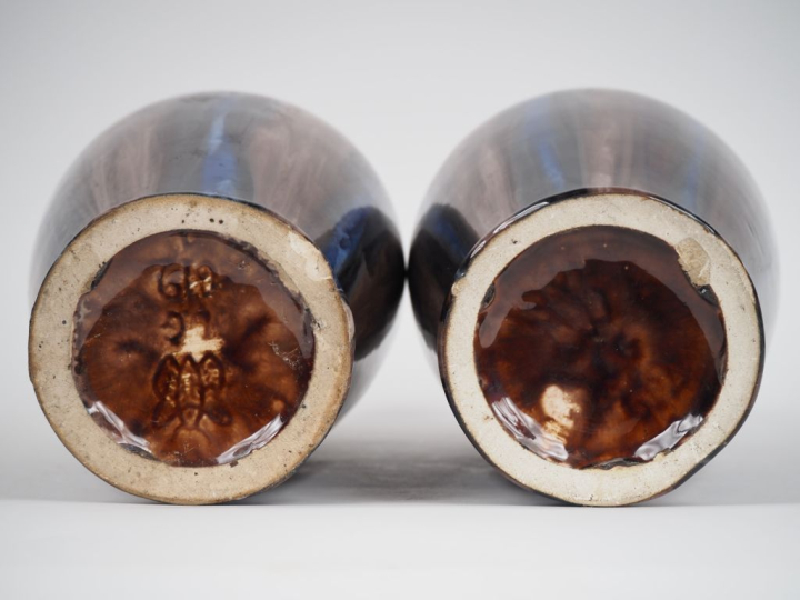 Paire de vases en céramique polychrome flammée.  Signée. H. 37 cm. (ch