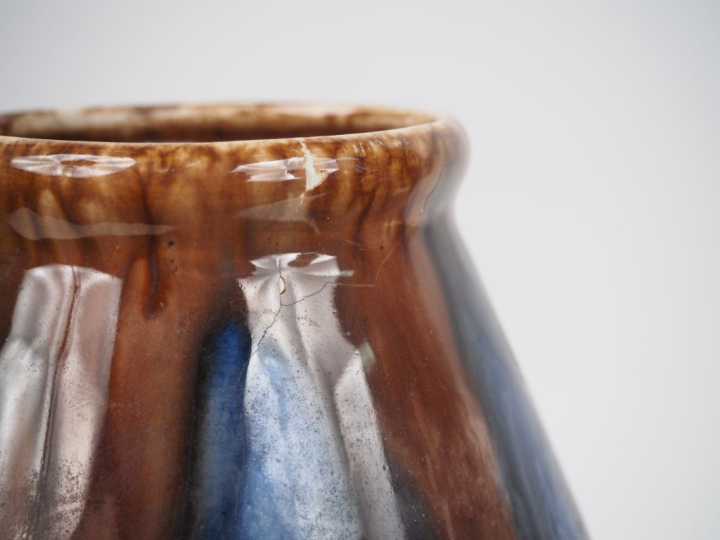 Paire de vases en céramique polychrome flammée.  Signée. H. 37 cm. (ch