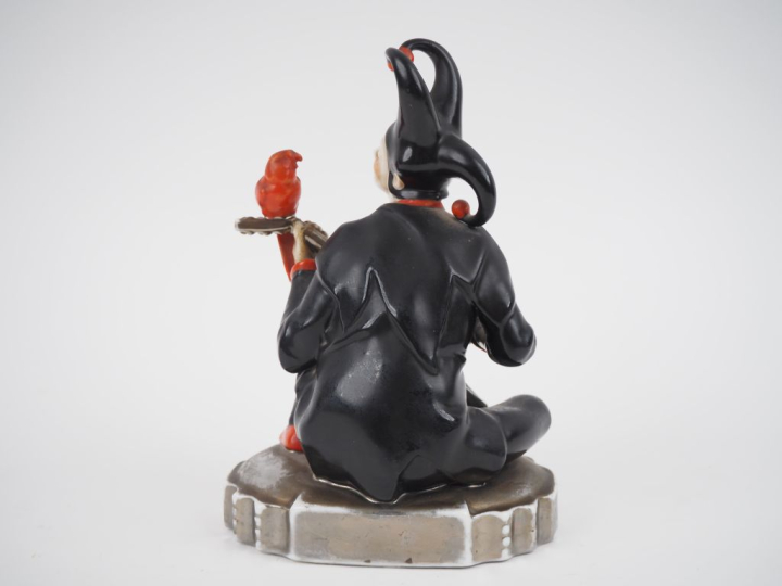 Sujet Art Déco en porcelaine polychrome, "troubadour au perroquet". Si