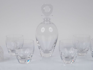 Vente aux enchères LALIQUE France. Partie de service à Whisky en cristal comprenant 1 fla