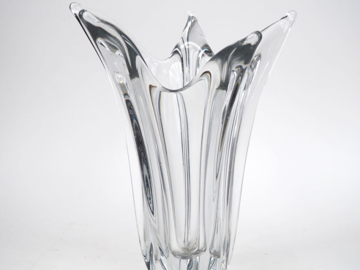 DAUM France. Vase en cristal. Signé. H. 36 cm. (égrenures à la base).