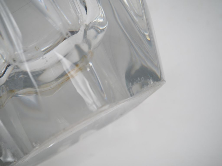 DAUM France. Vase en cristal. Signé. H. 36 cm. (égrenures à la base).