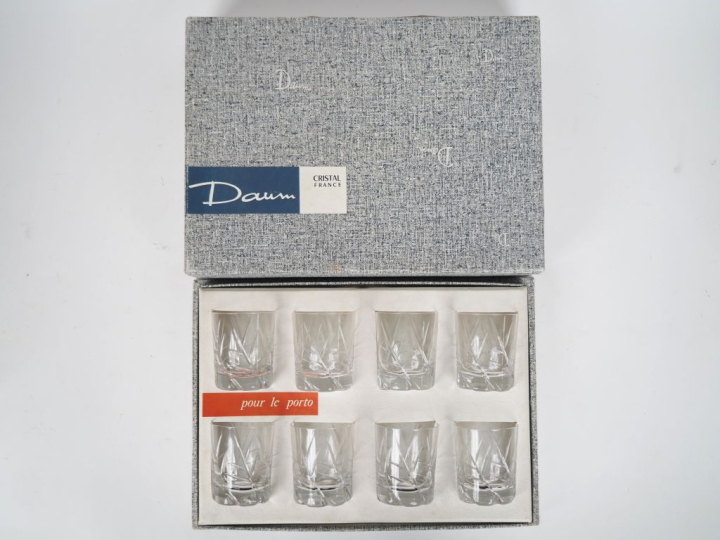DAUM France. Suite de 8 verres à porto dans leur coffret. Signés.