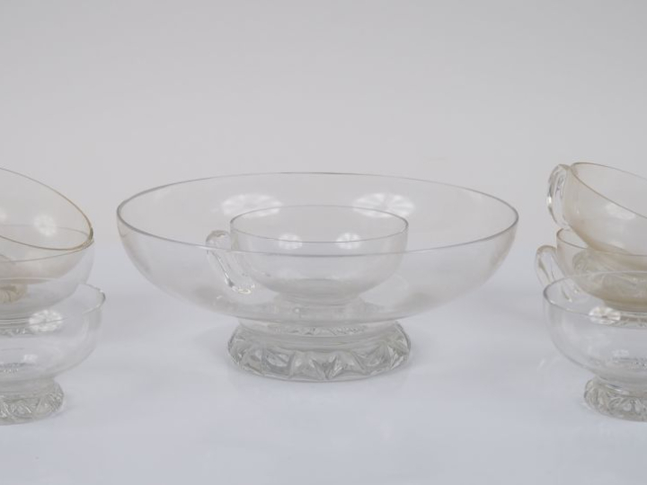 DAUM France. Partie de service à punch en cristal comprenant 1 bol et 