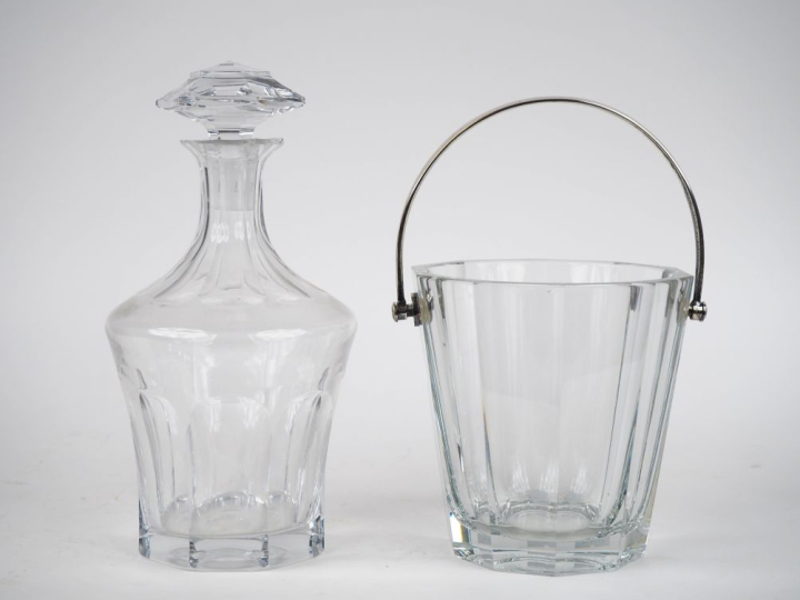 BACCARAT. Ensemble en cristal: - flacon à whisky. - seau à glace. Sign