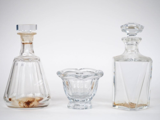 Vente aux enchères BACCARAT. Un sucrier et deux flacons à whisky. Signés.
