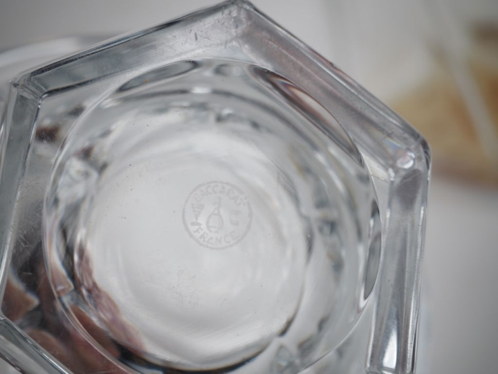 BACCARAT. Un sucrier et deux flacons à whisky. Signés.