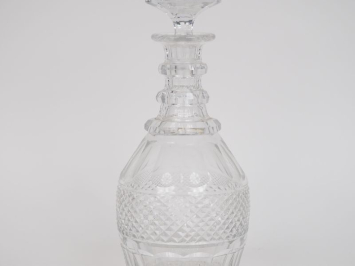 SAINT LOUIS.  Carafe en cristal taillé à décor de motifs géométriques.