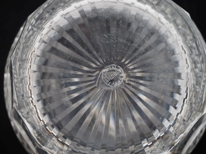 SAINT LOUIS.  Carafe en cristal taillé à décor de motifs géométriques.