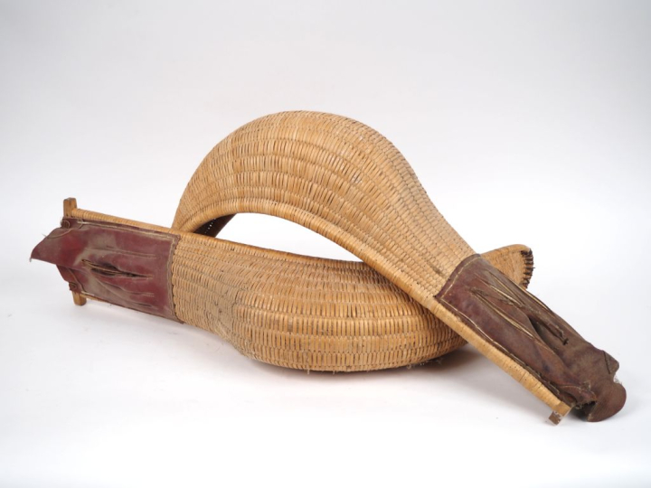 2 chisteras en osier et cuir. L. 67 cm.