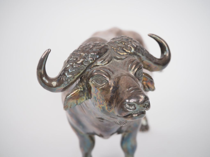 Sujet en argent fourré bas titre, "buffle". Signé. Poids tel. 618 g. D