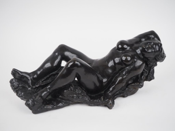 CHARLES MALFRAY. "Nu allongé". Sculpture en bronze à patine noire. Sig