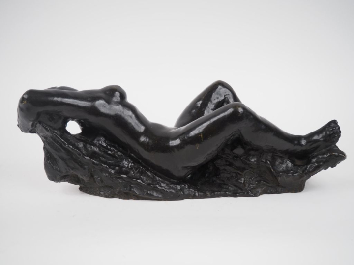 CHARLES MALFRAY. "Nu allongé". Sculpture en bronze à patine noire. Sig