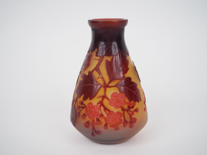 GALLE. Vase soliflore en verre gravé à décor en camée et dégagé à l'ac