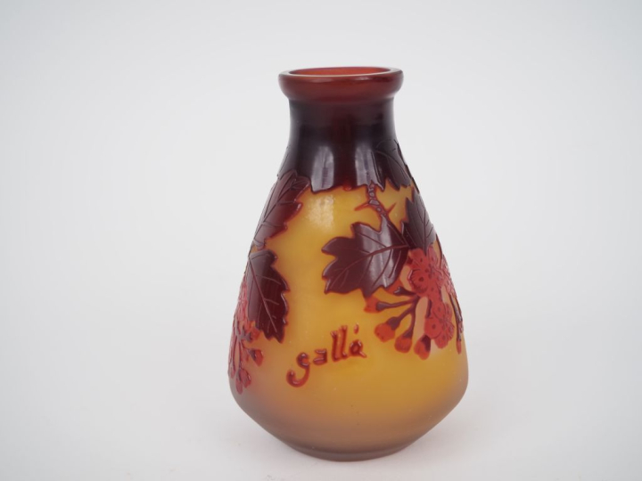 GALLE. Vase soliflore en verre gravé à décor en camée et dégagé à l'ac