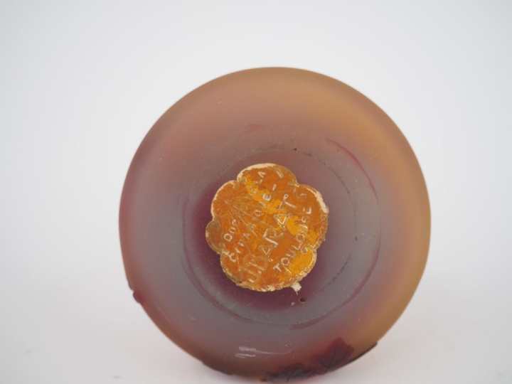 GALLE. Vase soliflore en verre gravé à décor en camée et dégagé à l'ac