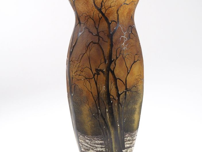 DAUM à Nancy. Vase en verre gravé à décor émaillé et polychrome d'un p