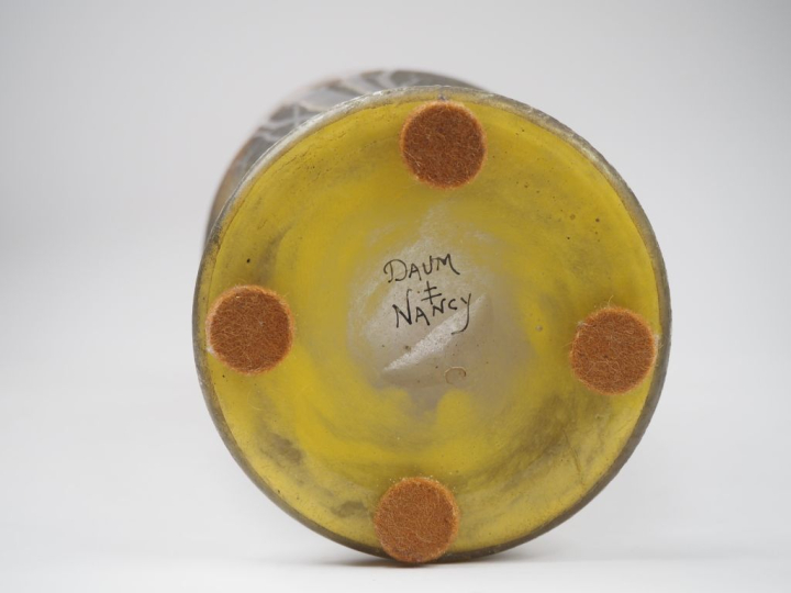 DAUM à Nancy. Vase en verre gravé à décor émaillé et polychrome d'un p