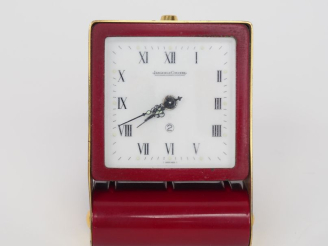 Vente aux enchères JAEGER LECOULTRE. Réveil en laiton et métal laqué rouge. Signé. Dim. 8