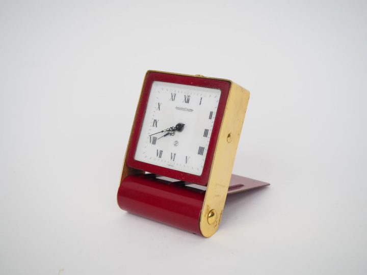 JAEGER LECOULTRE. Réveil en laiton et métal laqué rouge. Signé. Dim. 8
