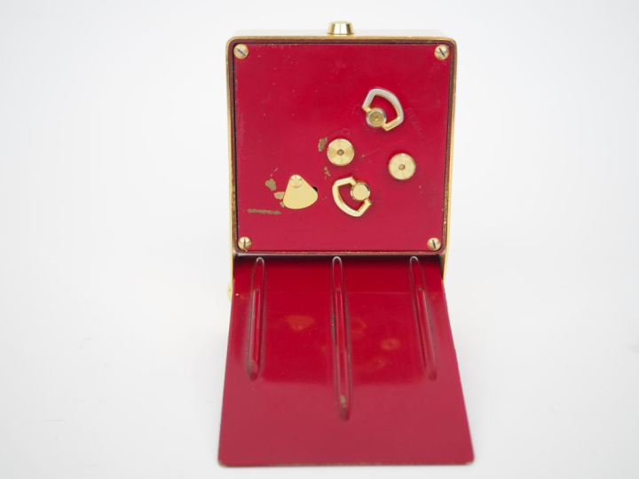 JAEGER LECOULTRE. Réveil en laiton et métal laqué rouge. Signé. Dim. 8