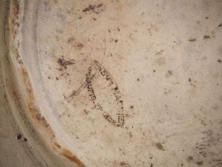 Jerome MASSIER à VALLAURIS. Jardinière en faience polychrome à décor e